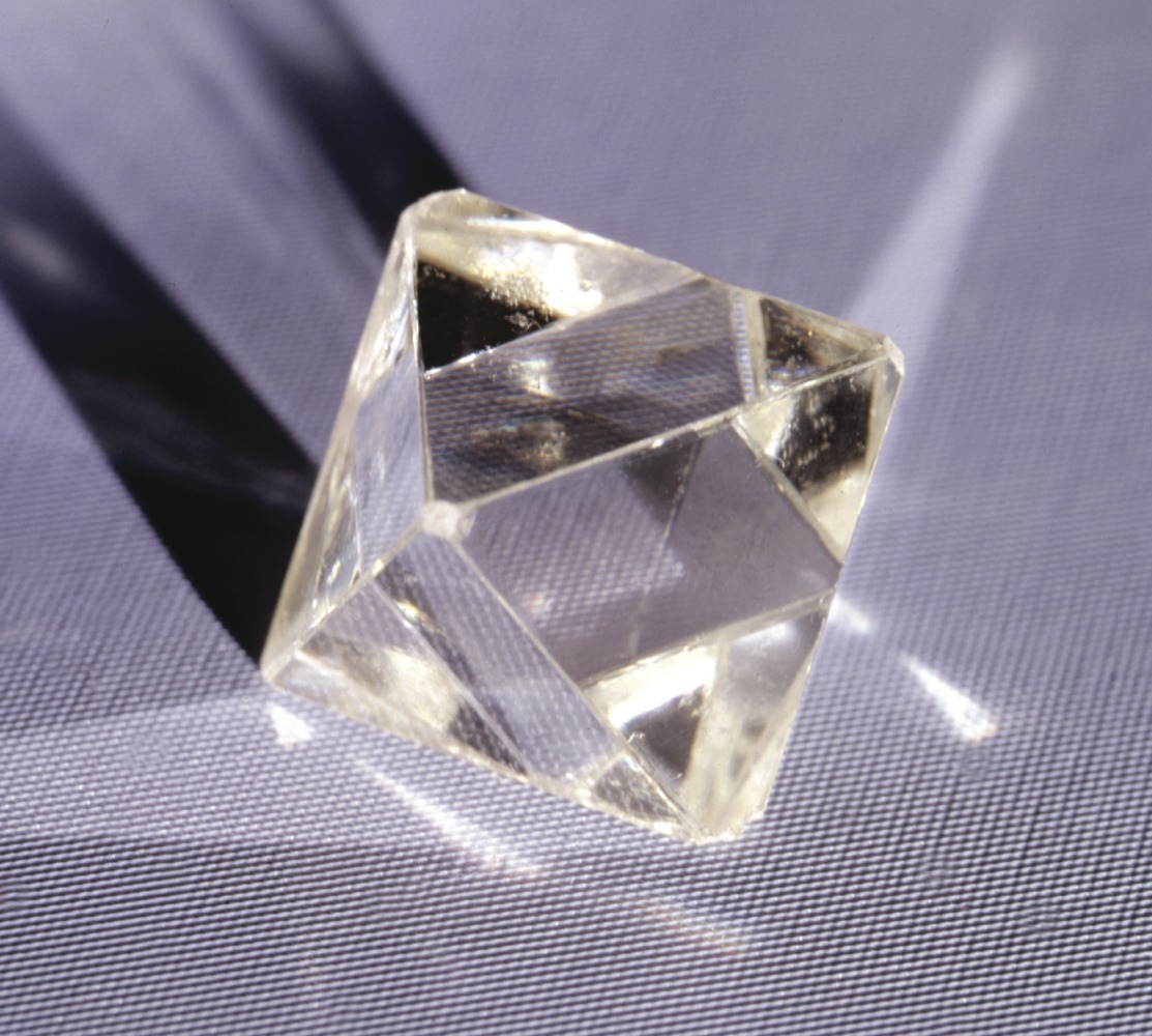Природные алмазы россии. Кристалл алмаза октаэдр. Минерал Алмаз октаэдр. Алмаз октаэдрической формы. Октаэдрические Кристаллы.