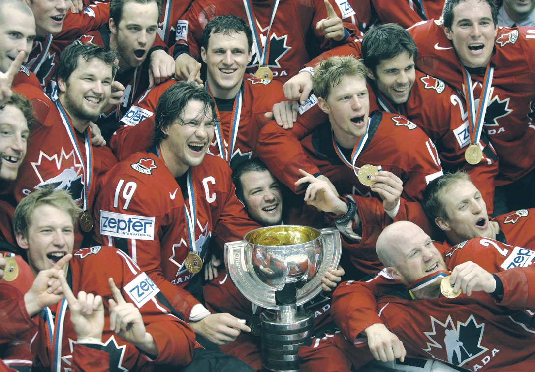 Сколько раз становилась чемпионом сборная команда канады. Хоккей сборная Канады 1994 года. Канадская хоккейная команда и канадская футбольная команда. Сборная Канады по хоккею 2014 чемпионы. Сборная Канады по хоккею логотип.