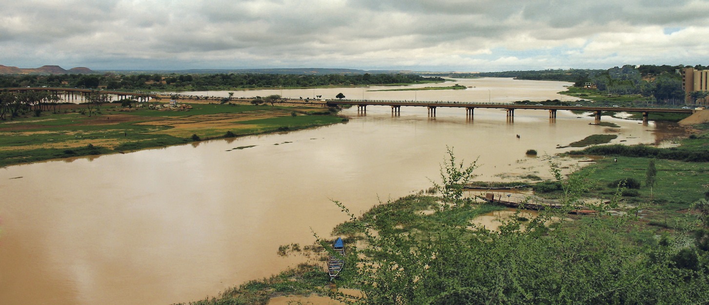 Реки и озера нигерии. Река нигер. Излучина реки нигер. Река Бенуэ. Река нигер в Нигерии.