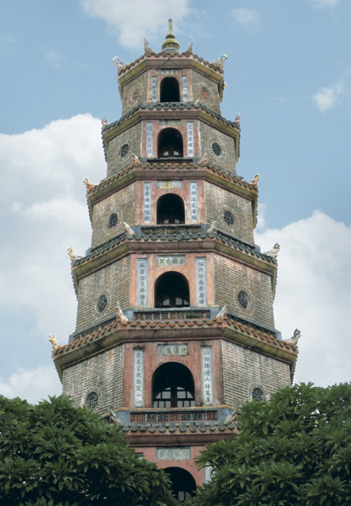 Башня с несколькими карнизами